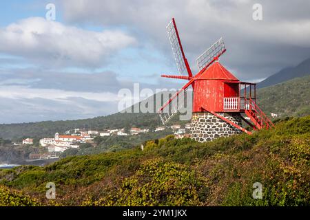 Le moulin à vent restauré de São João dans le sud de l'île de Pico, Açores, Portugal. Banque D'Images