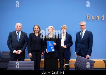 Wahresgutachten Wirtschaftsweise DEU, Deutschland, Allemagne, Berlin, 13.11.2024 Prof. Achim Truger , Wirtschaftswissenschaftler und Professor fuer Soziooekonomie , Professeur Ulrike Malmendier , Wirtschaftsprofessorin für Wirtschaftswissenschaften an der University of California Berkeley , Professeur Monika Schnitzer Banque D'Images