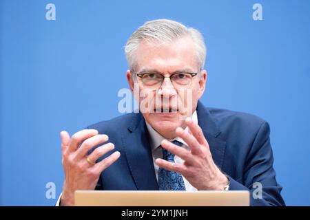 Professeur Martin Werding, Jahresgutachten Wirtschaftsweise DEU, Deutschland, Allemagne, Berlin, 13.11.2024 Professeur Martin Werding , Ruhr-Universitaet Bochum und Mitglied Sachverstaendigenrat zur Begutachtung der gesamtwirtschaftlichen Entwicklung Wirtschaftsweise waehrend der Bundespressekonferenz zum Thema Vorstellung vom Jahresgutachten 2024 2025 vom Sachverstaendigenrat zur Beguicktung der gesamtwirtschaf Banque D'Images