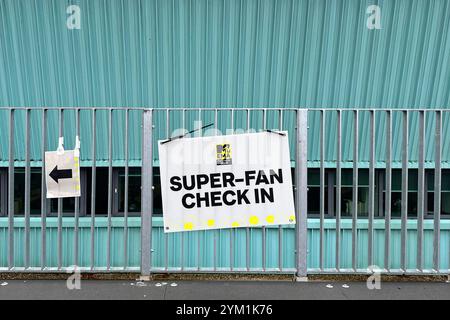 Manchester City GROSSBRITANNIEN, Grande-Bretagne, Angleterre, Manchester, 19.11.2024 Eingang mit Plakat Super Fan Check in vom Fussballklub Manchester City im nahe dem Etihad Campus Stadium in Manchester Angleterre en: entrée avec panneau Super Fan enregistrement au club de football de Manchester City au stade Etihad campus à Manchester Angleterre *** Manchester City GRANDE-BRETAGNE, Grande-Bretagne, Angleterre, Manchester, 19 11 2024 entrée avec panneau Super Fan enregistrement du club de football de Manchester City au stade Etihad campus à Manchester Angleterre entrée avec panneau Super Fan enregistrement au Manchester City f Banque D'Images