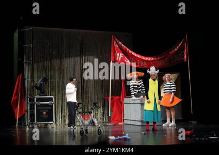 Amanda Babaei Vieira als Aram, Yanina Ceron als Don, Cigdem Teke als Püppi und Aysima Ergün als Svenja, v.l., während der Fotoprobe für das Stück Cafe populaire Royal im Maxim Gorki Theater in Berlin, 19. Novembre 2024. // von Nora Abdel-Maksoud. Regie Nurkan Erpulat. Bühne Gitti Scherer. Kostüme Miriam Marto. Premiere ist AM 21. Novembre 2024. Maxim Gorki Theater Berlin Cafe populaire Royal *** Amanda Babaei Vieira dans le rôle d'Aram , Yanina Ceron dans le rôle de Don , Cigdem Teke dans le rôle de Püppi et Aysima Ergün dans le rôle de Svenja , f l , pendant la répétition photo de la pièce Café populaire Royal au Théâtre Maxim Gorki en B. Banque D'Images