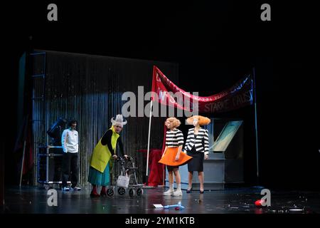 Amanda Babaei Vieira als Aram, Cigdem Teke als Püppi, Aysima Ergün als Svenja und Yanina Ceron als Don, v.l., während der Fotoprobe für das Stück Cafe populaire Royal im Maxim Gorki Theater in Berlin, 19. Novembre 2024. // von Nora Abdel-Maksoud. Regie Nurkan Erpulat. Bühne Gitti Scherer. Kostüme Miriam Marto. Premiere ist AM 21. Novembre 2024. Maxim Gorki Theater Berlin Cafe populaire Royal *** Amanda Babaei Vieira dans le rôle d'Aram , Cigdem Teke dans le rôle de Püppi , Aysima Ergün dans le rôle de Svenja et Yanina Ceron dans le rôle de Don , f l , pendant la répétition photo de la pièce Café populaire Royal au Théâtre Maxim Gorki en B. Banque D'Images