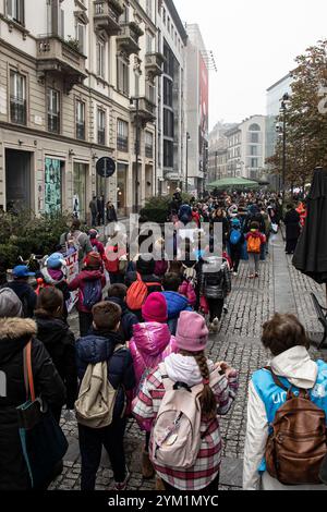 Milan, Italie. 20 novembre 2024. Marcia per i Diritti Organizata da UNICEF e sfilata dei bambiniMilano - Italia - Cronaca Mercoled&#xec;, 20 novembre, 2024 (Foto di Marco Ottico/Lapresse) manifestation palestinienne Porta Genova Milan, Italie - Actualités mercredi, 20 novembre, 2024 (photo de Marco Ottico/Lapresse) crédit : LaPresse/Alamy Live News Banque D'Images