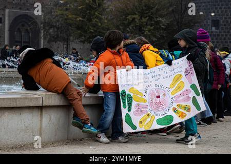 Milan, Italie. 20 novembre 2024. Marcia per i Diritti Organizata da UNICEF e sfilata dei bambiniMilano - Italia - Cronaca Mercoled&#xec;, 20 novembre, 2024 (Foto di Marco Ottico/Lapresse) manifestation palestinienne Porta Genova Milan, Italie - Actualités mercredi, 20 novembre, 2024 (photo de Marco Ottico/Lapresse) crédit : LaPresse/Alamy Live News Banque D'Images