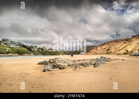 Roches exposées par les fortes marées à Crantock Beach à Newquay en Cornouailles au Royaume-Uni. Banque D'Images