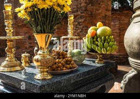 Offrandes de fruits dans un temple thaïlandais. Une offre de fruits, fleurs et bananes arrangements à un Temple Thaïlande. Offrez différents types de fruits sur l'autel Banque D'Images