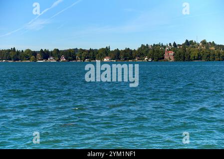 Les eaux transparentes tranquilles du lac de Constance (Bodensee) avec les Alpes suisses en arrière-plan sur une journée calme d'octobre sur l'île de Lindau, en Allemagne. Th Banque D'Images