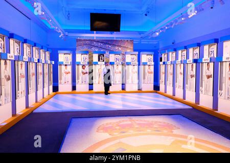 Sotheby’s Londres, Royaume-Uni. 20 novembre 2024. Aperçu presse des casiers de la première équipe du stade Santiago Bernabeu du Real Madrid, précédemment utilisés par Cristiano Ronaldo, David Beckham, Zidane et Luis Figo. Credit : Matthew Chattle/Alamy Live News Banque D'Images