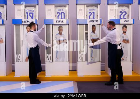 Sotheby’s Londres, Royaume-Uni. 20 novembre 2024. Aperçu presse des casiers de la première équipe du stade Santiago Bernabeu du Real Madrid, précédemment utilisés par Cristiano Ronaldo, David Beckham, Zidane et Luis Figo. Credit : Matthew Chattle/Alamy Live News Banque D'Images