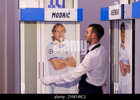 Sotheby’s Londres, Royaume-Uni. 20 novembre 2024. Aperçu presse des casiers de la première équipe du stade Santiago Bernabeu du Real Madrid, précédemment utilisés par Cristiano Ronaldo, David Beckham, Zidane et Luis Figo. Credit : Matthew Chattle/Alamy Live News Banque D'Images