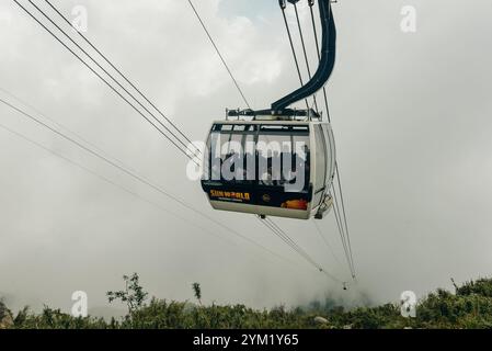 Sapa, Vietnam - 28 mars 2024 : téléphérique dans la montagne Fansipan, ville de Sapa, Vietnam. Photo de haute qualité Banque D'Images