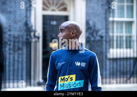 Londres, Angleterre, Royaume-Uni. 20 novembre 2024. Sir MO FARAH livre une lettre au 10 Downing Street demandant au premier ministre britannique Keir Starmer d'aider à rendre les enfants britanniques plus actifs par le sport et le jeu. (Crédit image : © Tayfun Salci/ZUMA Press Wire) USAGE ÉDITORIAL SEULEMENT! Non destiné à UN USAGE commercial ! Banque D'Images