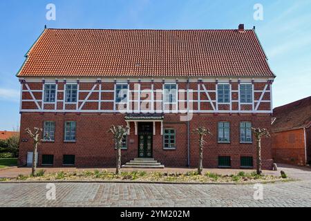 Jork, basse-Saxe, Allemagne - 28 avril 2021 : Maison historique à colombages Werth'scher Hof dans le district de Borstel dans le Land d'Alte dans le nord de Germ Banque D'Images