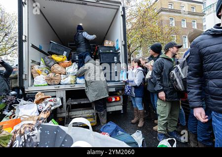 Londres, Royaume-Uni. 19 novembre 2024. Les agriculteurs font la queue pour livrer de la nourriture à la banque alimentaire City Harvest. Banque D'Images