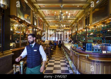 lisbonne - le plus ancien et le plus célèbre café de Lisbonne, A Brasileira, ici vous buvez un délicieux café avec pasteis de nata avec elle, entre autres choses.anp/hollandse hoogte/lex van lieshout pays-bas Out - belgique Out Banque D'Images