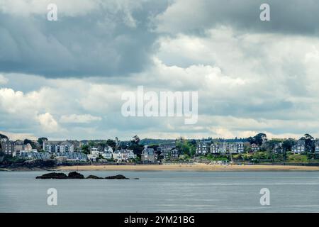 Vue de la plage de St Enogat à Dinard depuis la mer, Ille-et-Vilaine, Bretagne, France Banque D'Images