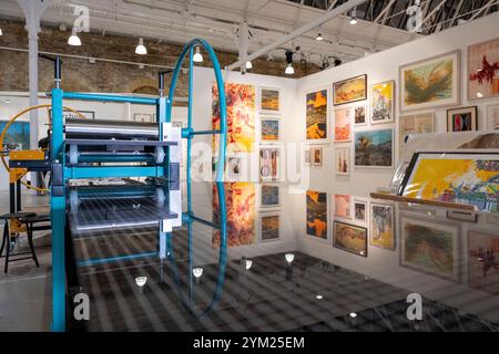Londres, Royaume-Uni. 20 novembre 2024. Une vue d'une presse à imprimer lors d'un aperçu de Woolwich Contemporary Print Fair qui présente des artistes émergents et établis et le médium de la gravure. Des estampes contemporaines originales de plus de 1000 artistes et galeries de premier plan sont présentées dans le salon à Woolwich Works, au sud-est de Londres, du 21 au 24 novembre. Credit : Stephen Chung / Alamy Live News Banque D'Images