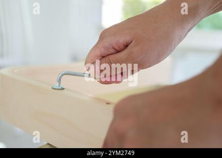 Assemblage de meubles en bois à la maison à l'aide de vis allen Banque D'Images