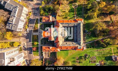 Drone vue d'anciens monuments célèbres à Cracovie, Pologne. Paysage pittoresque de buissons et d'arbres d'automne Banque D'Images