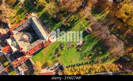 Ancien château, monuments célèbres à Cracovie, Pologne. Paysage pittoresque de buissons et d'arbres d'automne. Vue drone Banque D'Images