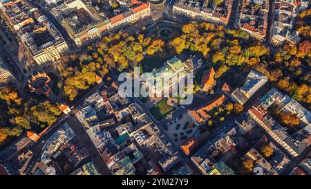 Panorama de Cracovie, Pologne. Juliusz Slowacki Théâtre et parc, zones résidentielles. Drone photo au coucher du soleil. Banque D'Images