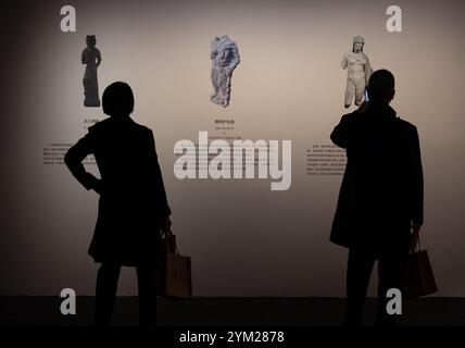 Pékin, 21 novembre. 18 mai 2025. Les visiteurs voient les expositions à l'exposition 'les Grecs : Agamemnon à Alexandre le Grand' au Capital Museum de Pékin, capitale de la Chine, le 20 novembre 2024. Avec un total de 270 pièces ou ensembles d'expositions provenant de 14 musées à travers la Grèce, l'exposition sera ouverte au public le 21 novembre 2024 et durera jusqu'au 18 mai 2025. Crédit : Chen Zhonghao/Xinhua/Alamy Live News Banque D'Images