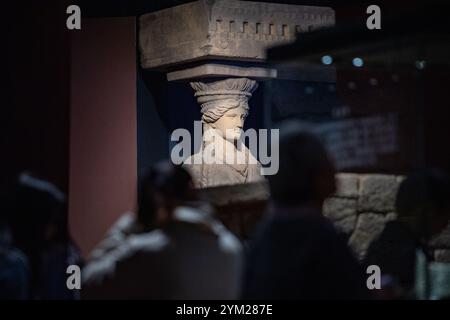 Pékin, 21 novembre. 18 mai 2025. Cette photo prise le 20 novembre 2024 montre une scène à l'exposition 'les Grecs : Agamemnon à Alexandre le Grand' au Capital Museum de Pékin, capitale de la Chine. Avec un total de 270 pièces ou ensembles d'expositions provenant de 14 musées à travers la Grèce, l'exposition sera ouverte au public le 21 novembre 2024 et durera jusqu'au 18 mai 2025. Crédit : Chen Zhonghao/Xinhua/Alamy Live News Banque D'Images