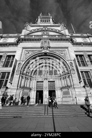 La façade du Victoria & Albert Museum, Exhibition Rd, South Kensington, Londres Banque D'Images