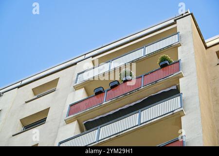 Mann springt mit baby vom Balkon im zehnten StockTot Ein 34 -Jähriger Mann ist in Rostock mit einem baby im Arm vom Balkon im zehnten Stock eines Wohnhauses gesprungen. Zuvor hatte er die Mutter des Kindes mit einem Messer in ihrer Wohnung schwer verletzt. Der Mann War sofort tot, dass baby schrie noch beim eintreffen der Rettungskräfte und schwebt weiterhin in in Lebensgefahr. *** Un homme saute du balcon du dixième étage avec bébé mort Un homme de 34 ans a sauté du balcon du dixième étage d'un immeuble résidentiel à Rostock avec un bébé dans les bras il avait précédemment grièvement blessé la mère des enfants Banque D'Images