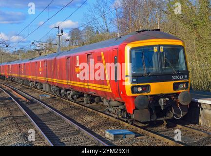 Train de colis Royal mail Class 325 approchant de la gare d'Oxenholme, Cumbria, Angleterre, Royaume-Uni, Europe. Banque D'Images