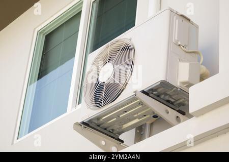 Compresseur d'unité extérieure de climatisation installer à l'extérieur de la maison Banque D'Images