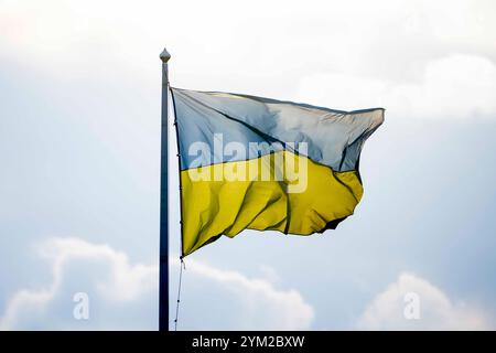 Kiev, ville de Kiev, Ukraine. 20 novembre 2024. Drapeau ukrainien vu à Kiev, le soleil commence à se coucher au-dessus du drapeau. (Crédit image : © Andreas Stroh/ZUMA Press Wire) USAGE ÉDITORIAL SEULEMENT! Non destiné à UN USAGE commercial ! Banque D'Images