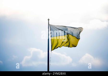 Kiev, ville de Kiev, Ukraine. 20 novembre 2024. Drapeau ukrainien vu à Kiev, le soleil commence à se coucher au-dessus du drapeau. (Crédit image : © Andreas Stroh/ZUMA Press Wire) USAGE ÉDITORIAL SEULEMENT! Non destiné à UN USAGE commercial ! Banque D'Images