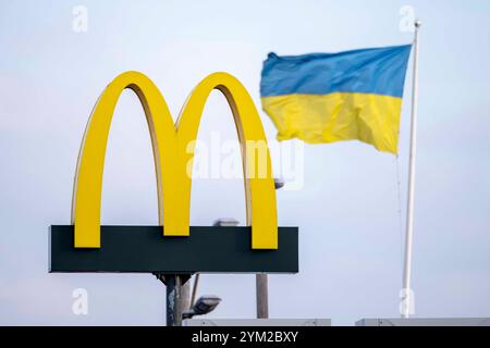 Kiev, ville de Kiev, Ukraine. 20 novembre 2024. McDonald's signe devant le drapeau ukrainien à Kiev. (Crédit image : © Andreas Stroh/ZUMA Press Wire) USAGE ÉDITORIAL SEULEMENT! Non destiné à UN USAGE commercial ! Banque D'Images