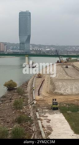 13.11.2024 Beograd/BelgradeSrbija/Serbie politique/économie/agrandissement de la construction/patrimoine historique Stari Savski Most/pendant que les travaux sont en cours pour la suppression de l'ancien pont de Sava qui a survécu à la seconde Guerre mondiale par les autorités serbes, dans le même temps des protestations contre la suppression du pont sont en cours. Derrière la tour de Belgrade au front de mer de Belgrade Banque D'Images