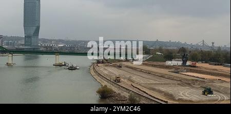 13.11.2024 Beograd/BelgradeSrbija/Serbie politique/économie/agrandissement de la construction/patrimoine historique Stari Savski Most/pendant que les travaux sont en cours pour la suppression de l'ancien pont de Sava qui a survécu à la seconde Guerre mondiale par les autorités serbes, dans le même temps des protestations contre la suppression du pont sont en cours. Banque D'Images