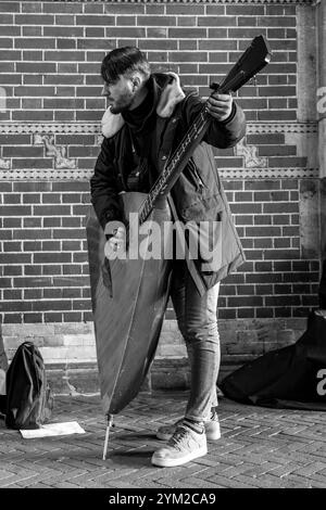 Amsterdam, NL - OCT 12, 2021: Groupe de musiciens de rue se présentant à Amsterdam, pays-Bas. Banque D'Images