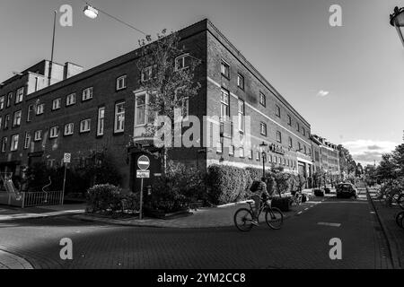 Amsterdam, pays-Bas - 17 octobre 2021 : panneau circulaire de bière Heineken dans un café à Amsterdam, pays-Bas, le pays d'origine de la marque. Banque D'Images