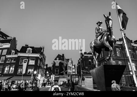 Amsterdam, NL - 12 OCT 2021 : Statue de Wilhelmine, reine des pays-Bas de 1890 jusqu'à son abdication en 1948. Banque D'Images