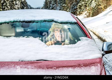 Wintereinbruch, Autofahrer Hat schlechte Sicht, weil er die Windschutzscheibe nur halb vom Schnee befreit Hat, München, 20. Novembre 2024 Deutschland, München, novembre 2024, Wintereinbruch, Autofahrer Hat Windschutzscheibe nur halb vom Schnee befreit, Windschutzscheibe und Autodach teils schneebedeckt, schlechte Sicht, tiefstehende sonne blendet, Glättegefahr, Wintereinbruch, Winterwetter, hiver, Hintergrund verändert, Bayern, *** début de l'hiver, le conducteur de voiture a une mauvaise visibilité parce qu'il n'a qu'à moitié dégagé le pare-brise de la neige, Munich, 20 novembre 2024 Allemagne, Munich, novembre 2024, Banque D'Images
