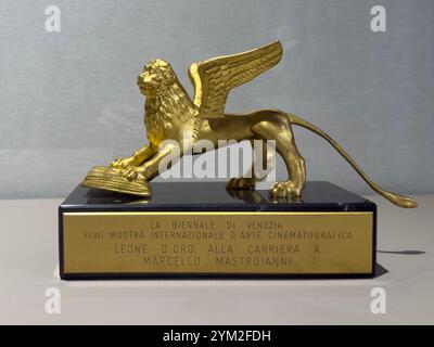 Marcello Mastroianni's Golden Lion Award du Festival du film de Venise pour Life Time Achievement 1990 Banque D'Images