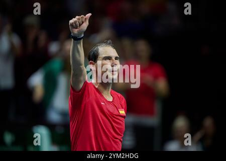 Malaga, Espagne. 19 novembre 2024. Rafael Nadal, de l'équipe espagnole, remercie ses fans avant ses adieux lors des quarts de finale de la Coupe Davis finale 8 en simple match 1 à Martin Carpena Arena. Botic Van de Zandschulp de l'équipe néerlandaise remportée par 6-4, 6-4 (photo de Vicente Vidal Fernandez/SOPA images/SIPA USA) crédit : SIPA USA/Alamy Live News Banque D'Images