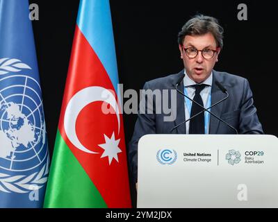 Bakou, Azerbaïdjan. 20 novembre 2024. Kevin Magron, Ambassadeur climat pour la France, prononce une déclaration nationale lors de la reprise du segment de haut niveau dans la salle plénière Nizami dans la zone bleue lors de la COP29 de la Conférence des Nations Unies sur les changements climatiques, un événement organisé par la Convention-cadre des Nations Unies sur les changements climatiques (CCNUCC) au stade olympique de Bakou. La COP29, qui se déroulera à partir de novembre 11-22, se concentre sur la recherche d’énergie propre de compensation carbone. Crédit : SOPA images Limited/Alamy Live News Banque D'Images