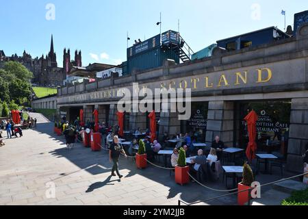 Les gens au café ourdoor des National Galleries of Scotland, dans la capitale, Édimbourg. Banque D'Images