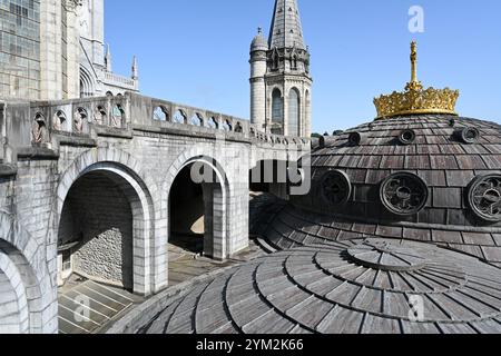 Couronne d'or et dôme de la Basilique notre-Dame du Rosaire (1883-1889) avec Basilque de l'Immaculée conception (1862-1871) derrière Lourdes France Banque D'Images