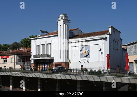 Ancien ou historique cinéma du Lido (1947-2023), aujourd'hui fermé, sur le Quai Miredames Castres Tarn France Banque D'Images