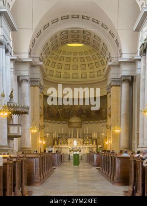 Trieste, Italie - 27 juin 2024 : autel principal dans le choeur de l'église Sant'Antonio Nuovo. Des gens sur les bancs Banque D'Images