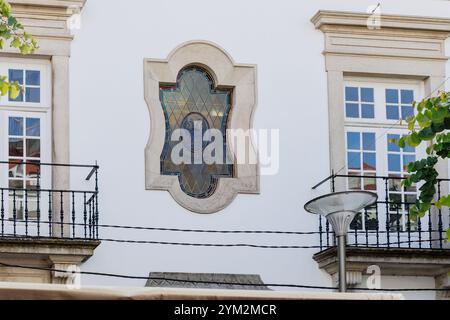 Braga, Portugal - 26 mai 2024 : détails architecturaux d'une maison typique dans le centre-ville historique sur une belle journée de printemps Banque D'Images