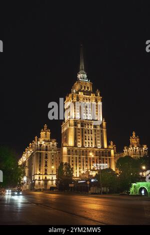 Moscou, Russie - 20 août 2024 : une photographie nocturne de l'Hôtel Ukraine à Moscou, un gratte-ciel stalinien classique illuminé contre le ciel sombre, Banque D'Images