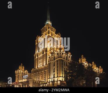 Moscou, Russie - 20 août 2024 : une photographie nocturne de l'Hôtel Ukraine à Moscou, un gratte-ciel stalinien classique illuminé contre le ciel sombre, Banque D'Images